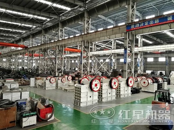 時產(chǎn)50噸，出料0.2-0.3mm的大理石制砂機(jī)車間一角