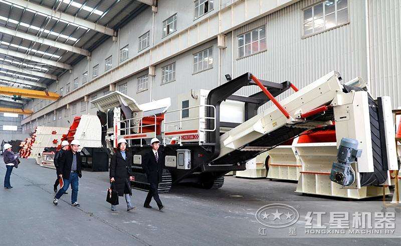 河南鄭州移動式粉碎機(jī)廠家，用戶參觀車間