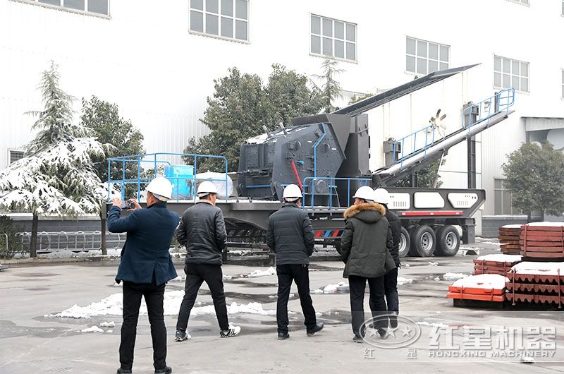 車載流動碎石機廠家價格實惠，客戶現(xiàn)場參觀
